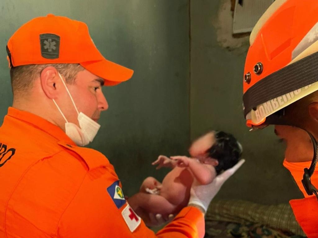 Bombeiros militares prestam atendimento a recém-nascido após parto em residência - 